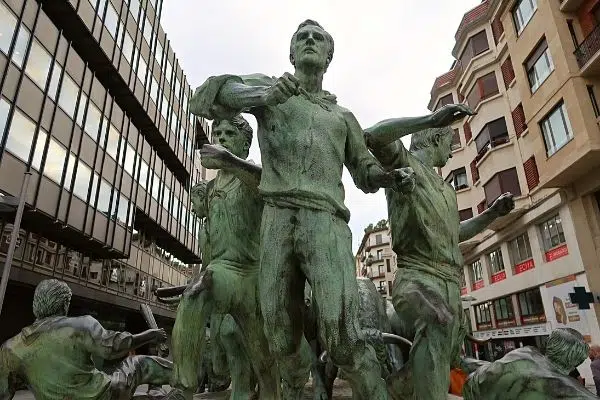 Monumento al Encierro Pamplona solo travel