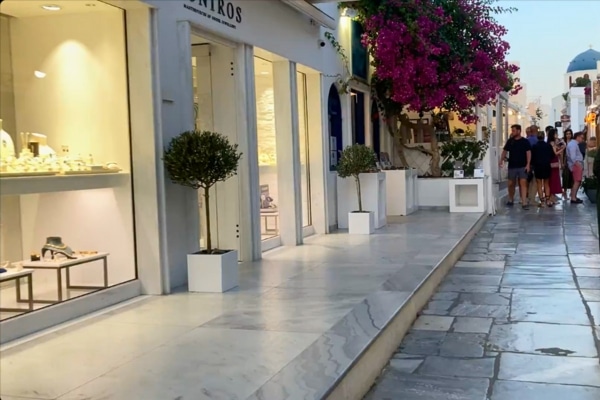 People shopping in Oia Santorini in 3 days